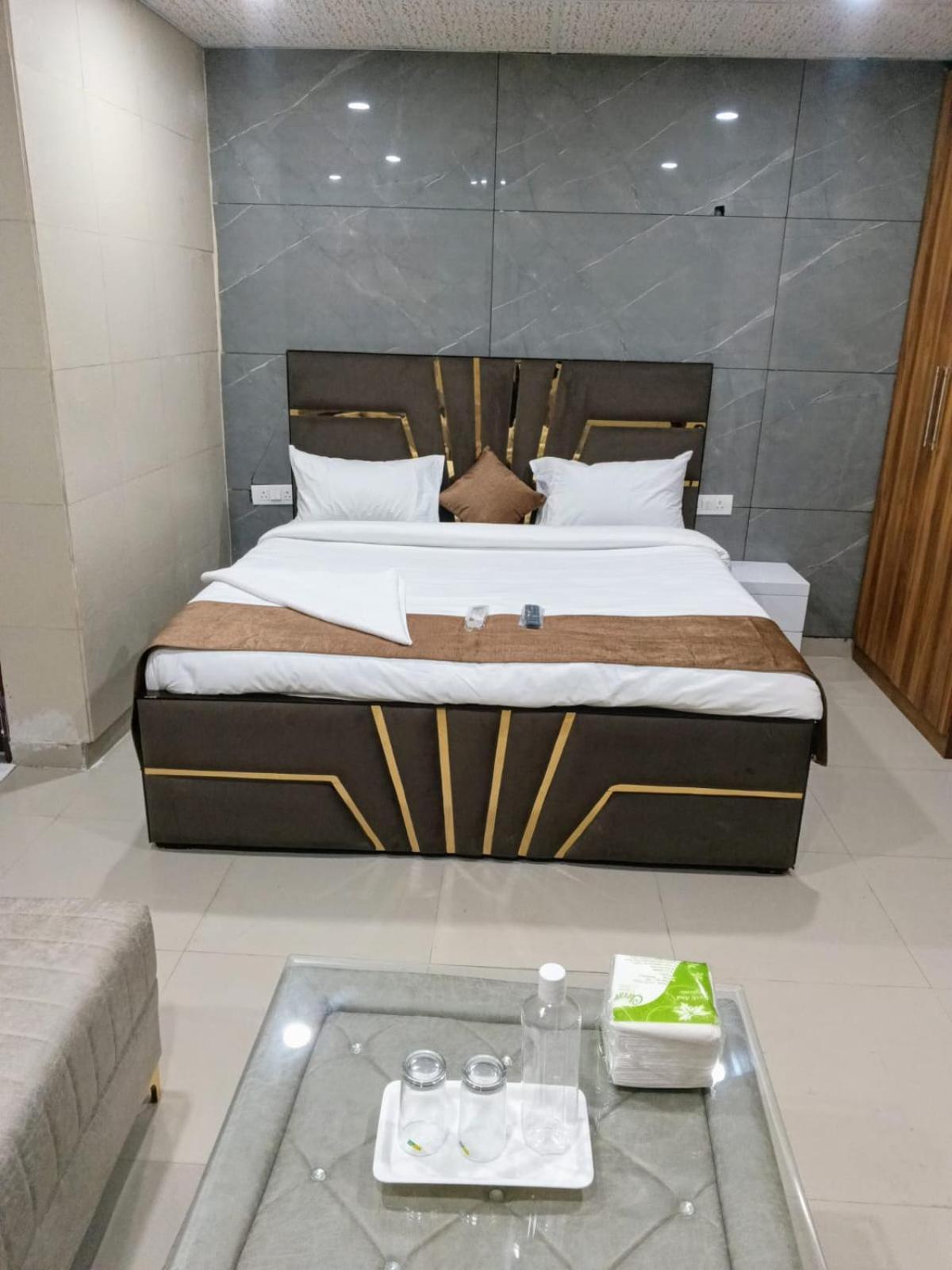 Soooper Hotel Gurgaon Esterno foto