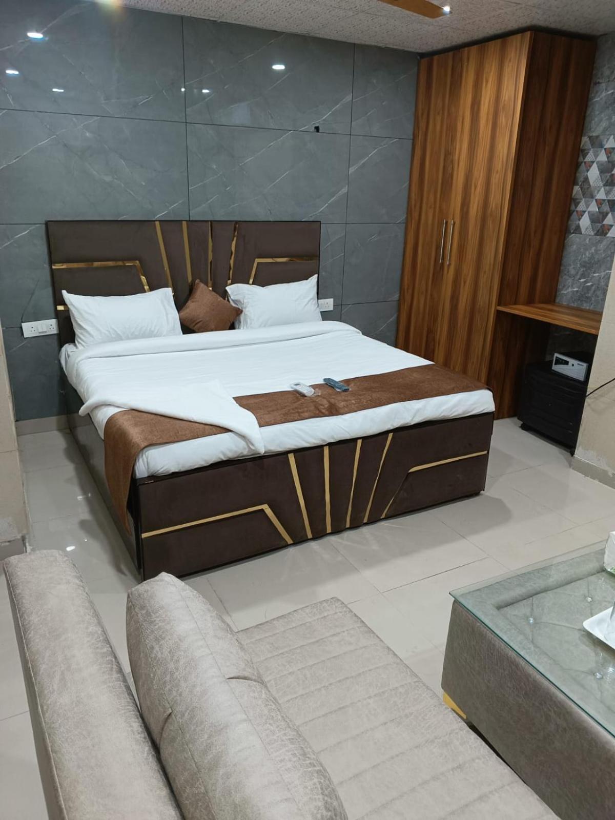 Soooper Hotel Gurgaon Esterno foto