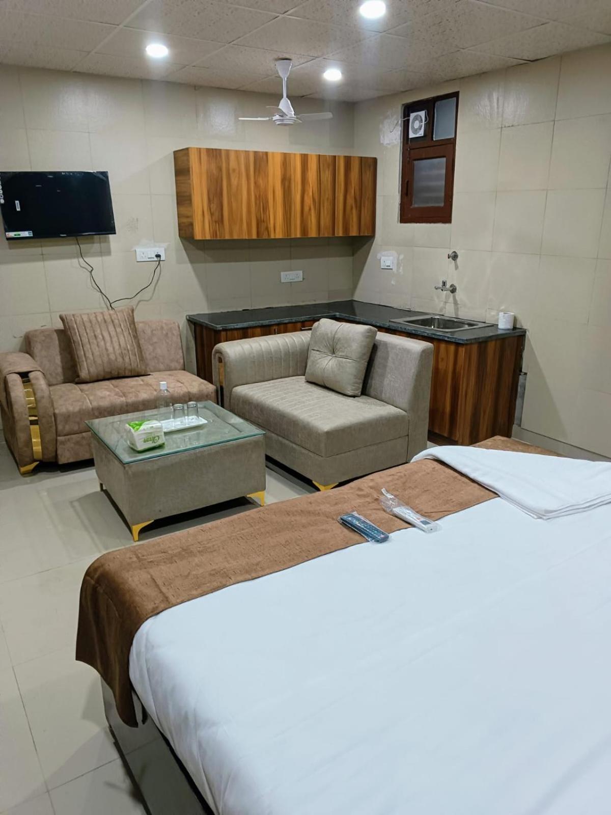 Soooper Hotel Gurgaon Esterno foto