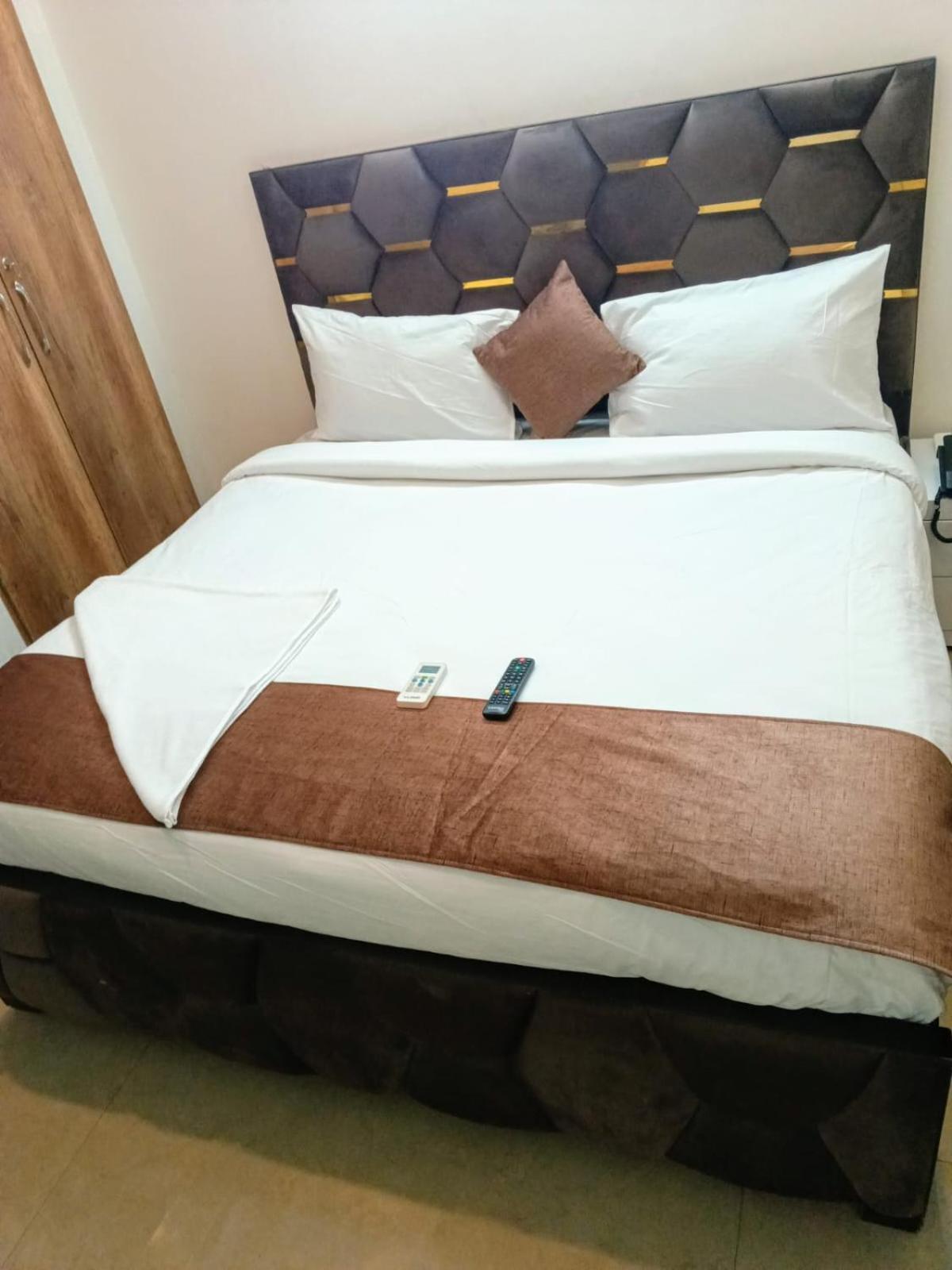 Soooper Hotel Gurgaon Esterno foto